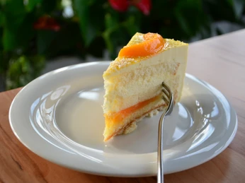 Torte ein Stück Torte mit Pfirsich auf einem Teller