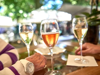 Kulinarischer Treff, Mülheim an der Ruhr Drei Gläser mit prickelndem Getränk stehen auf einem Tisch im Freien.