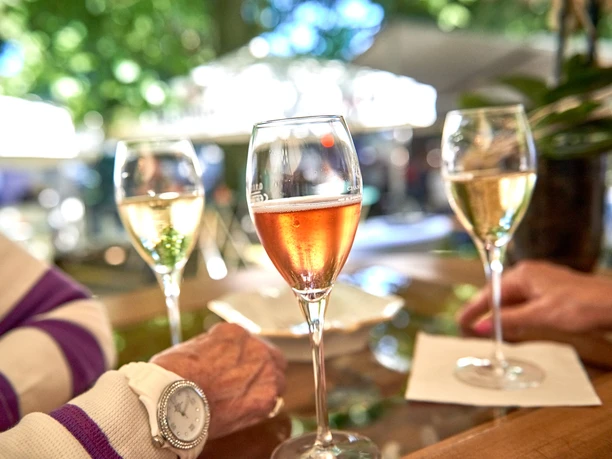 Kulinarischer Treff, Mülheim an der Ruhr Drei Gläser mit prickelndem Getränk stehen auf einem Tisch im Freien.