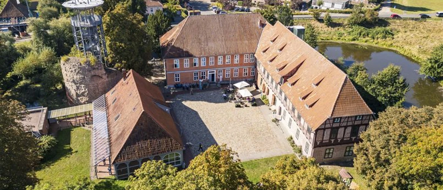 Schloss Bleckede, CC0 MarTiem Fotografie Flusslandschaft Elbe GmbH, Markus Tiemann 1 (2) 40.jpg