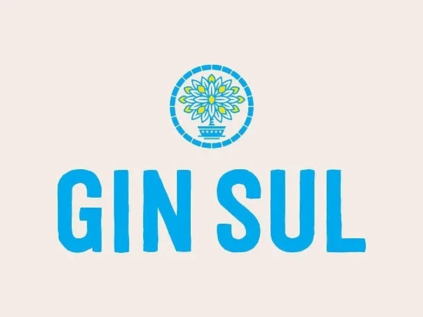 GinSul Blaues GIN SUL Logo mit floralem Emblem über dem Schriftzug auf hellem Hintergrund.