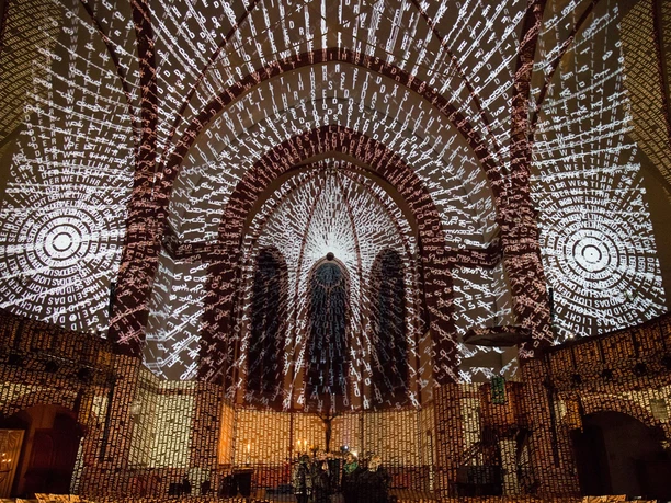 1_BRUCH LOS_Foto Georg Trenz_WEB.jpg Lichtprojektion aus weißen Buchstaben bedeckt das Backsteingewölbe der Kulturkirche.