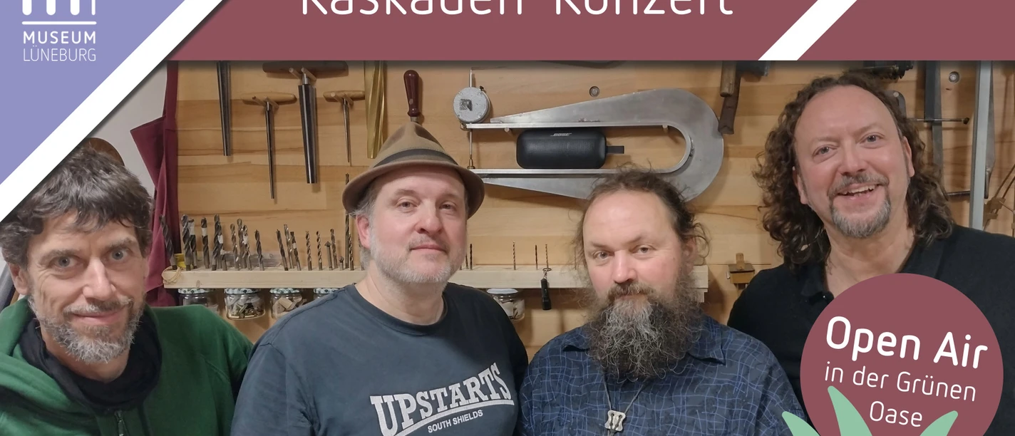 Kaskaden-Konzert "Dein Onkel dritten Grades" im Museum Lüneburg Vier Musiker vor einer Werkzeugwand in einer Werkstatt, Titel: Kaskaden-Konzert, Open Air in der Grünen Oase