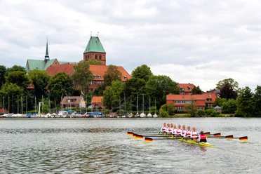 035 - Ratzeburg - Achter Damen U 23 mit Dom.jpg