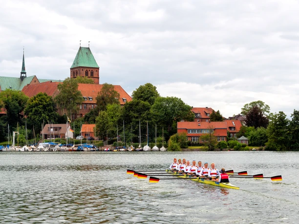 035 - Ratzeburg - Achter Damen U 23 mit Dom.jpg