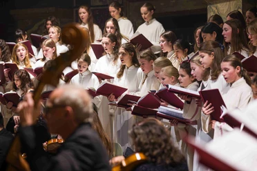 Ein Mädchenchor singt im Aachener Dom.