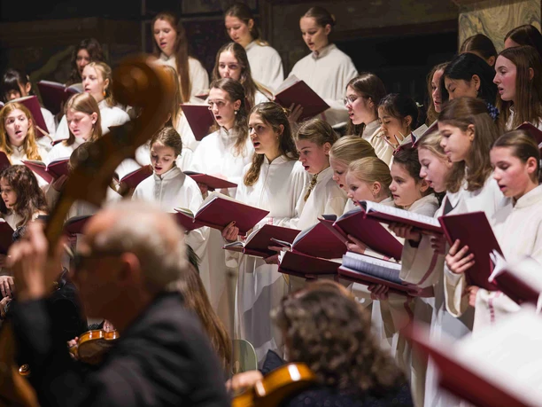 Geburtstagsfeier im Dom_Mädchenchor 1 (c) Domkapitel Aachen.jpg Ein Mädchenchor singt im Aachener Dom.