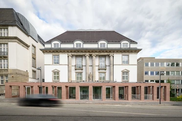 Frankfurt - DAM (1).jpg Klassizistisches Gebäude mit Säulen an Straße