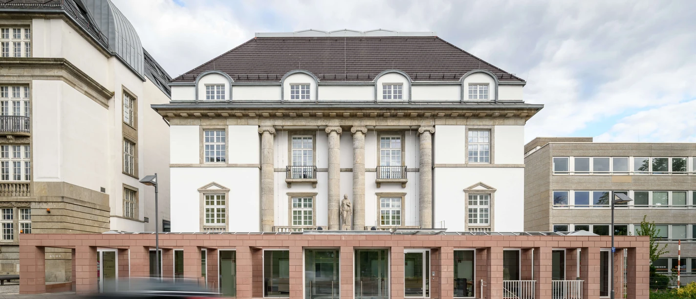Frankfurt - DAM (1).jpg Neoclassical building with columns by street