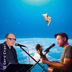 Zwei Musiker am Mikrofon vor Gitarrenspiel, im Hintergrund Weltallkulisse mit schwebendem Hamster.