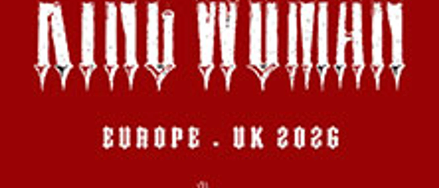 Roter Hintergrund mit King Woman Schrift und weißer Silhouette mit Schwanz und Dreizack