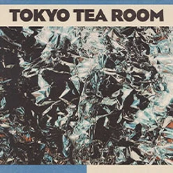 Abstrakte silbrige Folienstruktur mit dem Schriftzug Tokyo Tea Room darüber