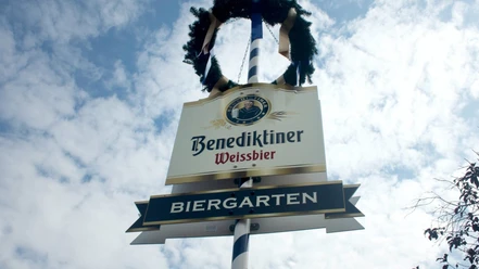 biergarten-heidehotel-bockelmann.jpg Mast mit Kranz, Schild für Benediktiner Weissbier und Wegweiser zum Biergarten.