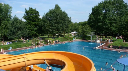 Freibad Hattersheim Blick vom Rutschenturm über das Schwimmbecken im Freibad Hattersheim