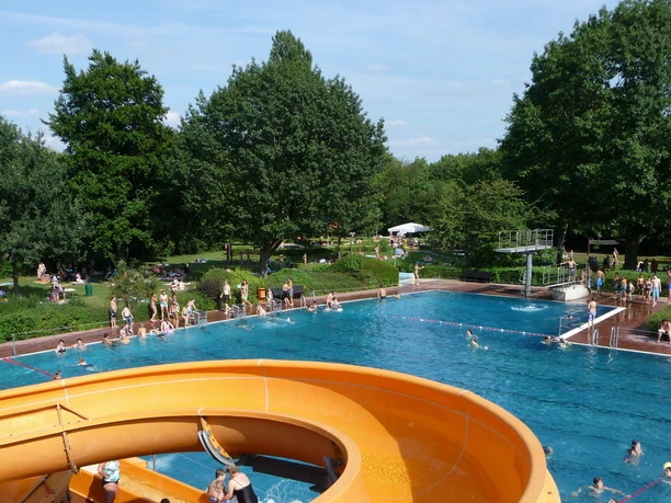 Freibad Hattersheim Blick vom Rutschenturm über das Schwimmbecken im Freibad Hattersheim