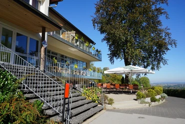 Naturfreundehaus Teutoburg Terrasse.jpg