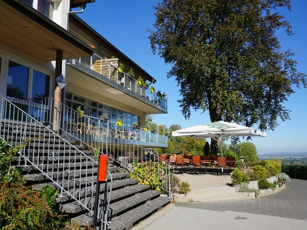 Naturfreundehaus Teutoburg Terrasse.jpg