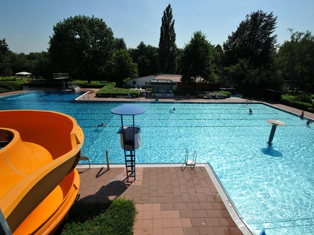 Freibad Hattersheim Blick vom Rutschenturm auf das Schwimmbecken mit Wasserpilz im Freibad Hattersheim.
