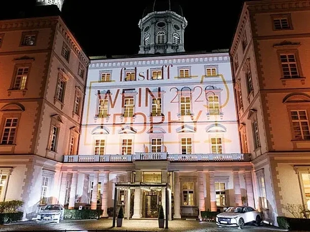 Falstaff Weintrophy Beleuchtete Schlossfassade mit projiziertem Schriftzug Falstaff Wein Trophy 2026 bei Nacht