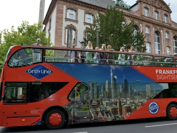 Frankfurt Sightseeing GmbH - Bus Touristen im Hop-on-Hop-off-Bus in Frankfurt