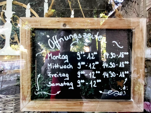 Das Öffnungsschild beim Kleinen Laden Das Öffnungsschild beim Kleinen Laden