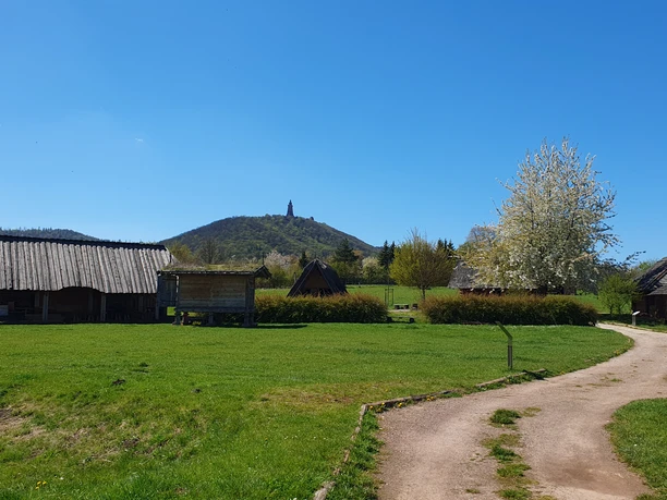 Königspfalz Tilleda mit Blick aufs Kyffhäuser-Denkmal.jpg