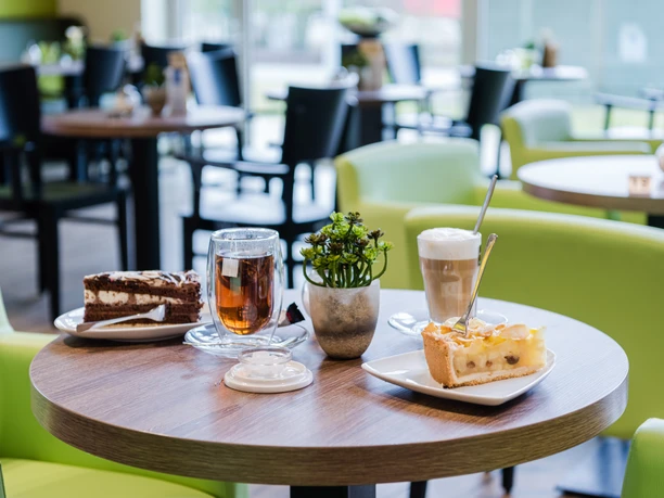 Café im Leeraner Miniaturland Das Bild zeigt einen gedeckten Tisch im Café im Leeraner Miniaturland