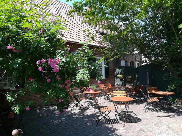 Gartenterrasse vom Cafè Kuchenliebe in Bingum The picture shows the terrace of the Cafè Kuchenliebe in Bingum