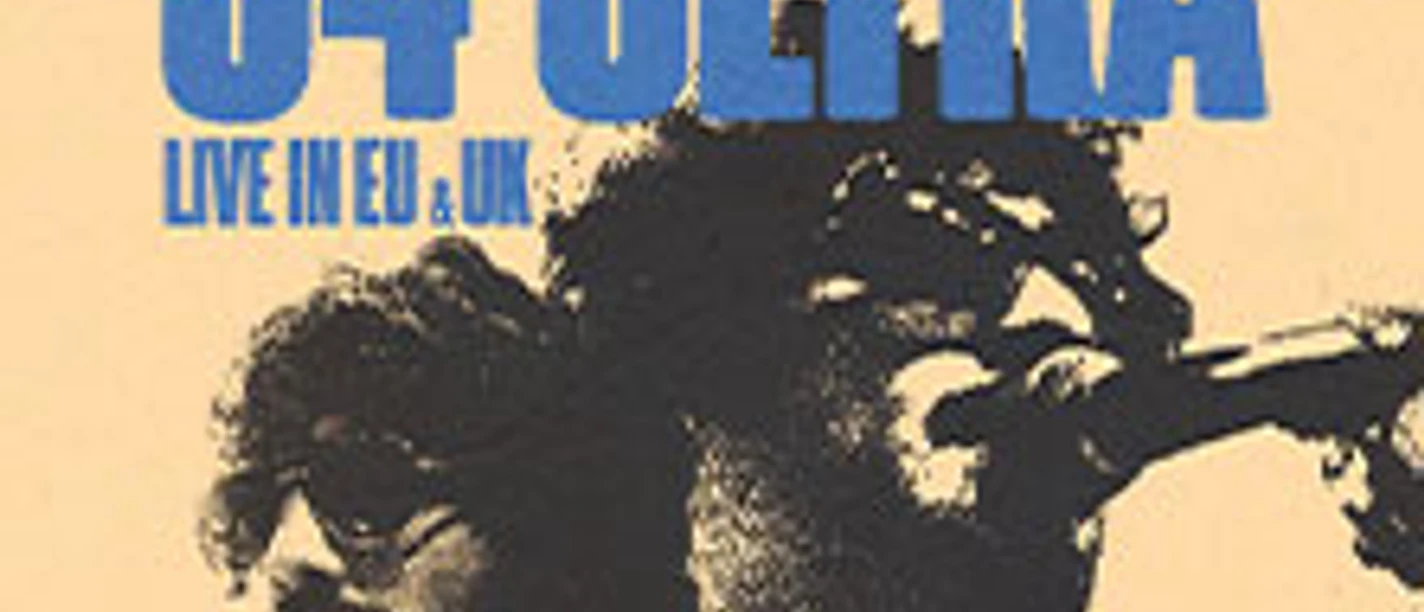 Plakat mit blauem 54 Ultra Schriftzug und zwei grobkörnigen Musikerporträts in Schwarz.