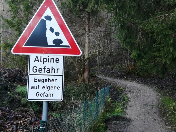 Hinweis Alpine Gefahr am Grottenweg