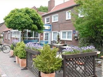 Außenansicht Hotel zur Post das Hotel zur Post von außen, Hausfassade, Terrasse, Busche