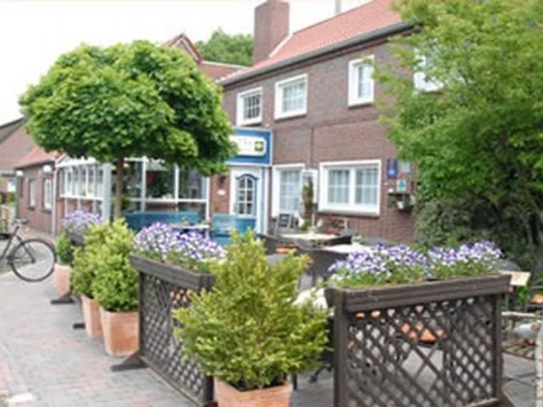 Außenansicht Hotel zur Post das Hotel zur Post von außen, Hausfassade, Terrasse, Busche