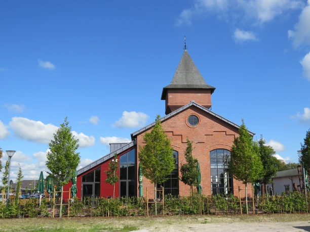 Eisenhütte Gastro Das Bild zeigt eine rustikale Backsteinarchitektur der Eisenhütte Gastro an einem sonnigen Tag.
