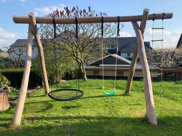 kleiner Spielplatz im Grundstück