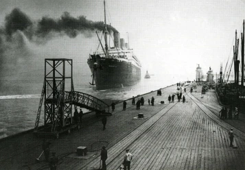 12d3-06897a-Hapag-Dampfer IMPERATOR am Steubenhöft, 1913 (Foto Hapag-Lloyd Hamburg)..JPG Kopie.jpg