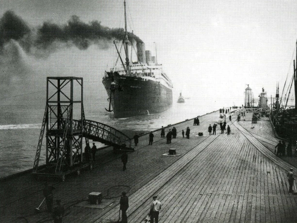 12d3-06897a-Hapag-Dampfer IMPERATOR am Steubenhöft, 1913 (Foto Hapag-Lloyd Hamburg)..JPG Kopie.jpg