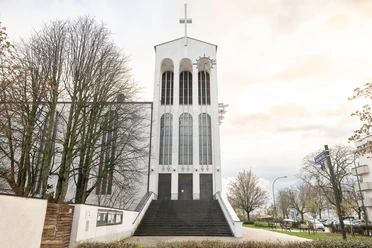 Frankfurt - Bornheimer Hang housing estate and church Church with tower and steps