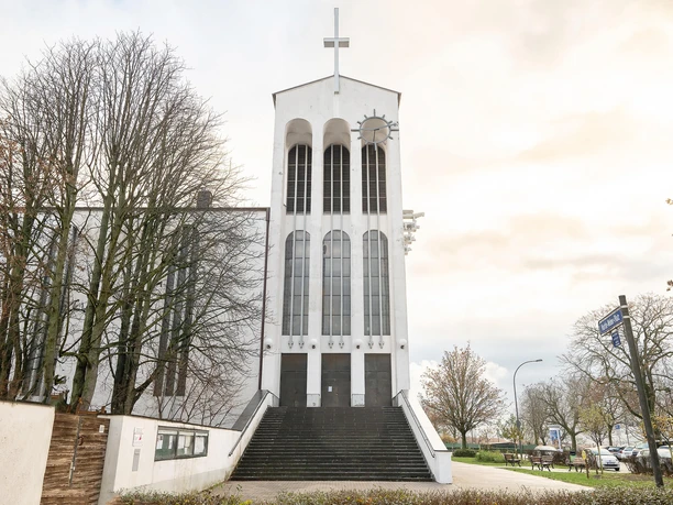 Frankfurt - Siedlung Bornheimer Hang und Kirche Kirche mit Turm und Treppe