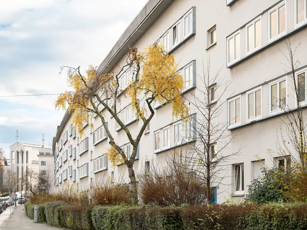 Frankfurt - Bornheimer Hang housing estate and church Residential building with yellow tree