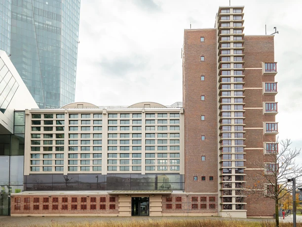 Frankfurt - Großmarkthalle in der EZB Hochhaus und Backsteinbau im Bankenviertel