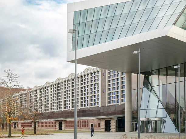 Frankfurt - Großmarkthalle in der EZB Moderne Glasfassade vor Bürogebäude