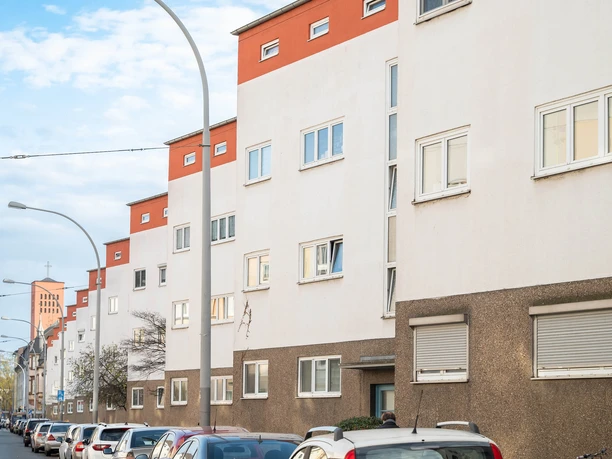 Frankfurt - Zickzackhausen Wohnhäuser mit roten Dachbändern an Straße
