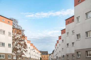 Frankfurt - Zickzackhausen Wohnblocks mit Innenhof und Himmel