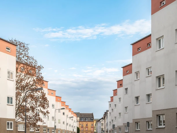 Frankfurt - Zickzackhausen Wohnblocks mit Innenhof und Himmel