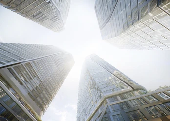 FOUR Frankfurt - Außenansicht Blick nach oben zwischen Hochhäusern im Frankfurter Bankenviertel