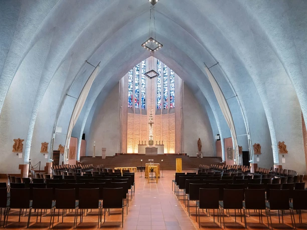 Frankfurt - St. Bonifatiuskirche Kirchenraum mit Altar und Stuhlreihen