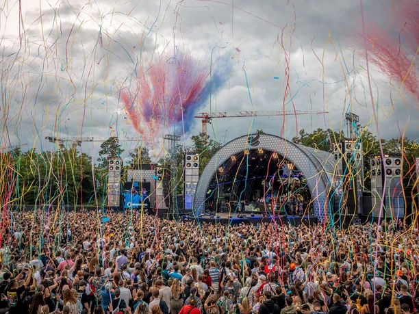 World Club Dome - Auftritt Festivalbühne mit Konfetti und großem Publikum in Frankfurt
