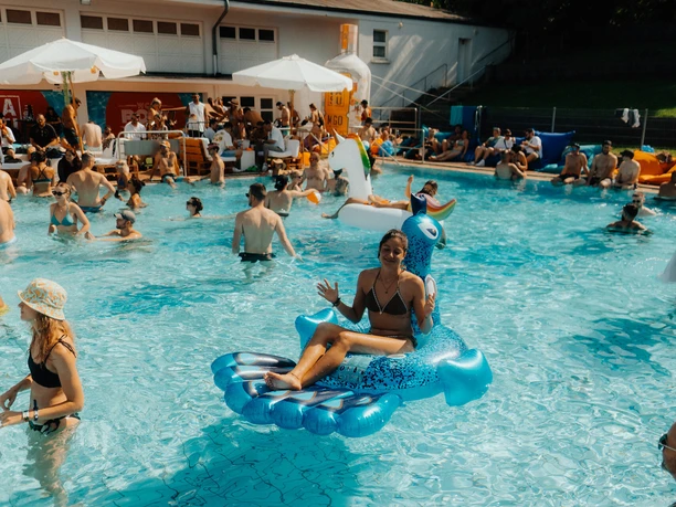 World Club Dome - Pool Pool party with bathers and inflatable rings
