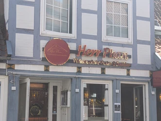 Herr Phan Fachwerkfassade mit dem Restaurantschild Herr Phan Vietnamesische Fusion und Sushibar.