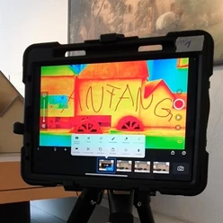Ipad mit Stop Mo LaMara Lautz Tablet auf Stativ mit bunter Stop-Motion-Szene in einer Bearbeitungsansicht
